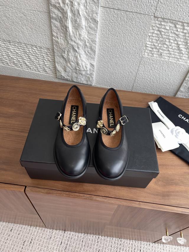 Top version: Chanel 25Ss Spring and Summer new pearl gold coin flower flat Mary