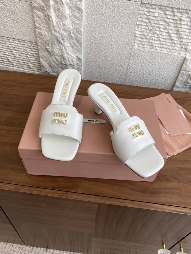 Top version: Miu Miu 25Ss New Summer Square Toe Flip Flops Kitten Heel High Heel