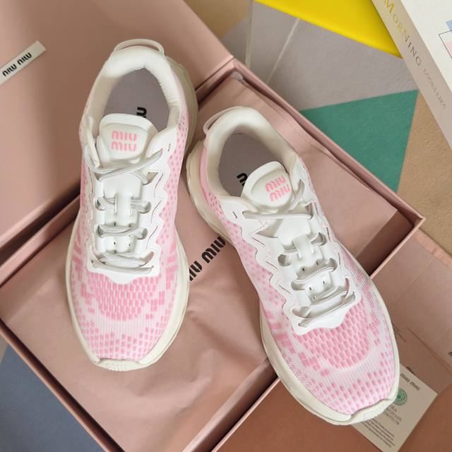 Top version: Couple style Miumiu's latest retro couple style thick-soled flying