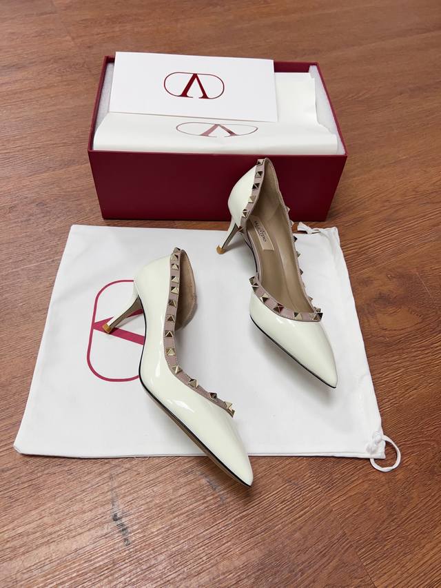 Va****Tino, highly recommend this side-hollow rivet high heel. Once launched, it