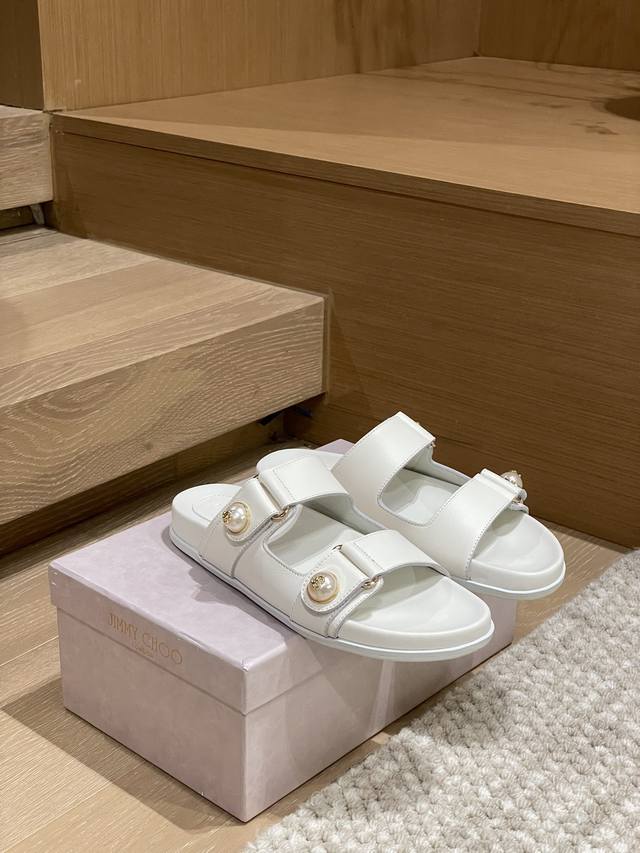 Jimmy Choo new slippers This year the designer made a very casual style, a style
