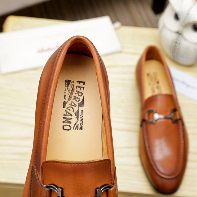 Ferragamo new men's casual slip-on shoes are made from the original official web