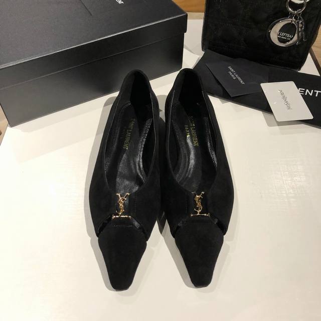 The hottest new flat shoes in spring and summer! The classic Cassander retro log