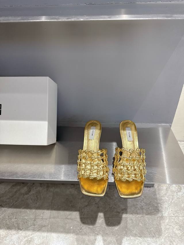 Totem* New product is the perfect encounter between fashion and comfort. The uni