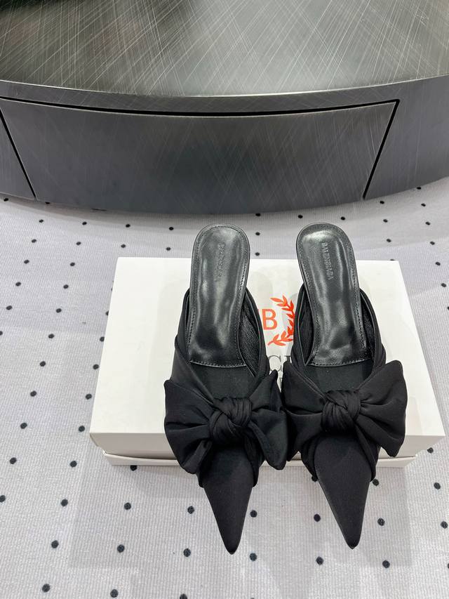 Ss24 Butterfly with pointed kitten heels, just the right femininity, a pair of b