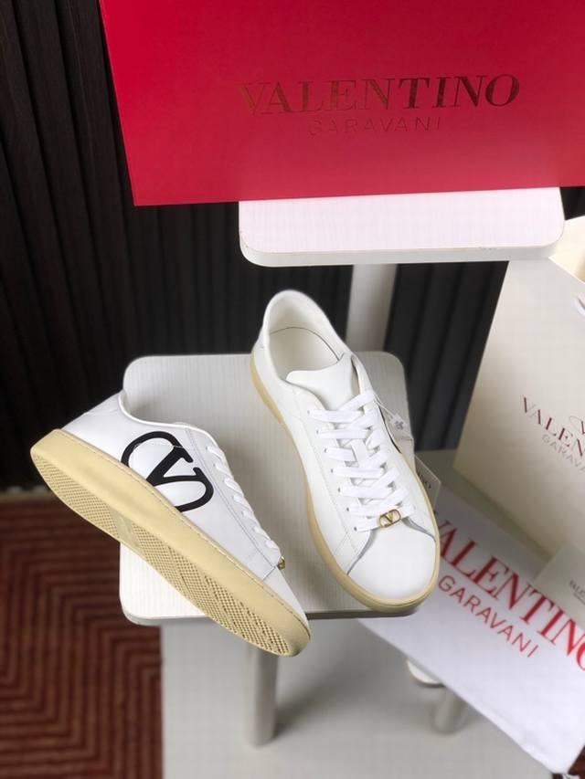 Valentino 2025 new white shoes, classic low-top sneakers outline lazy silhouette