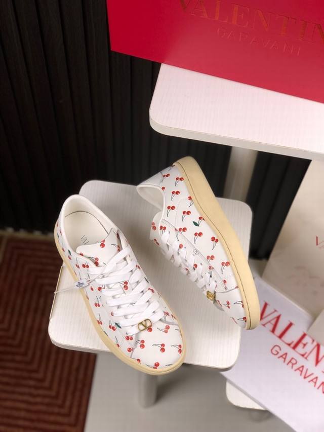 Valentino 2025 new white shoes, classic low-top sneakers outline lazy silhouette