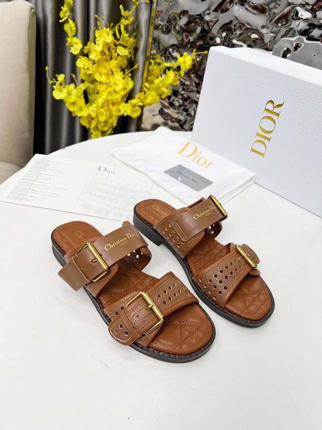 2025 Dior's latest lazy women's slippers. Real photos, the hollow upper shows th