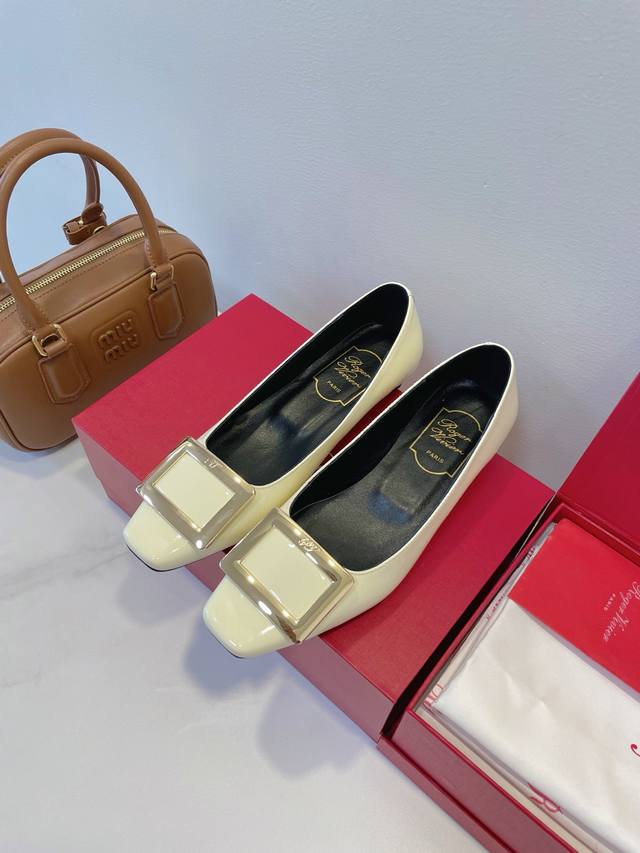 Ootd Roger Vivier light luxury 2.5 small flat heel, the visual sense of a tycoon