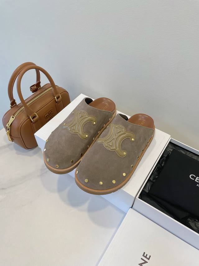 Open the vacation mode Celine Celine rivet slippers relaxation ceiling! The cold