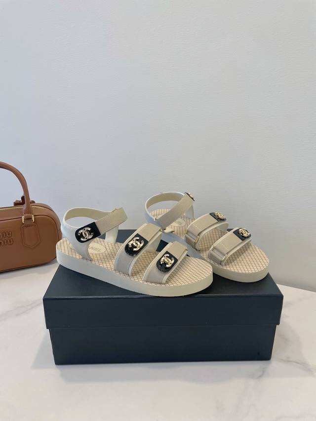 Chanel 25C Summer fashion item! The exaggerated double C buckle design is so bea