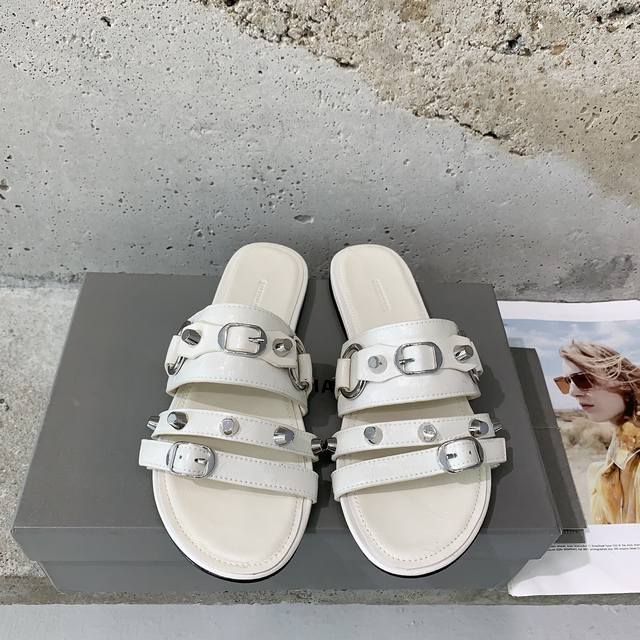 Balenciaga* 2025 spring and summer new punk-style slippers are fashionable and s