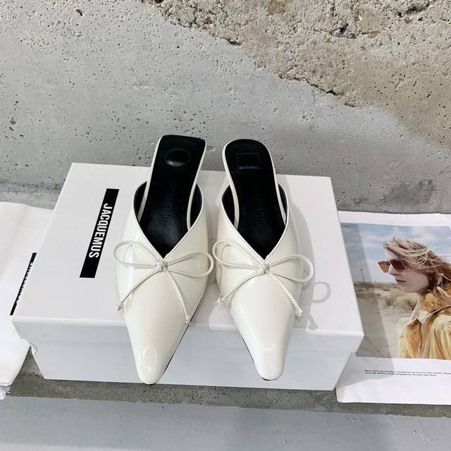 Jacquemus early spring new kitten heel slippers. The popular kitten heel design