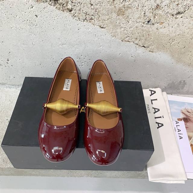 Alaia catwalk flat ballet shoes with a sweet and cool ballet style, a very popul