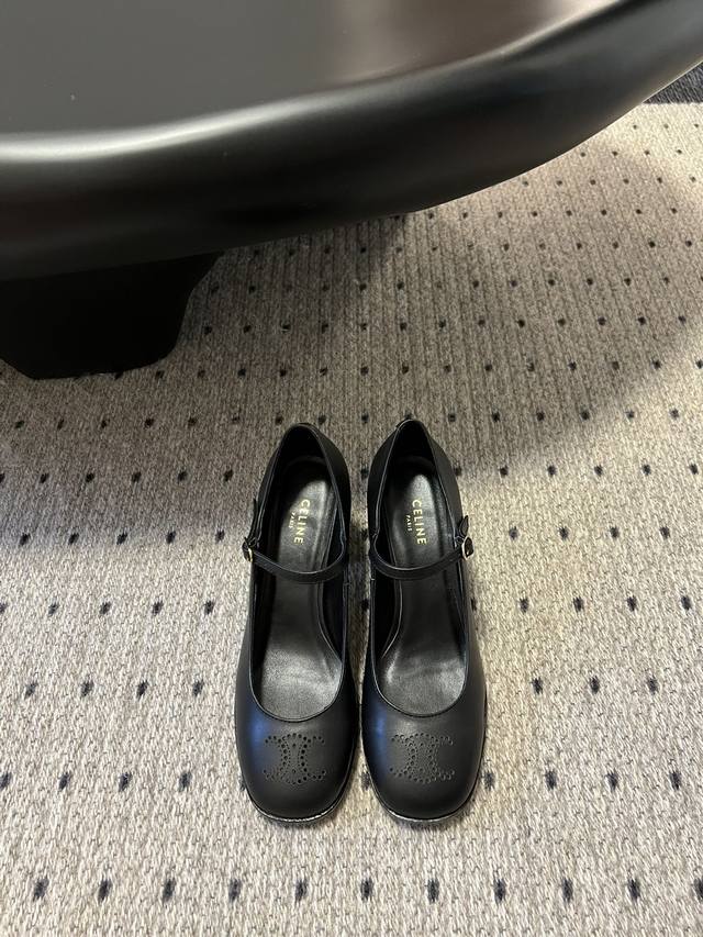 Celin* 24Ss, a pair of overly beautiful Mary Jane shoes, , very easy to put on a