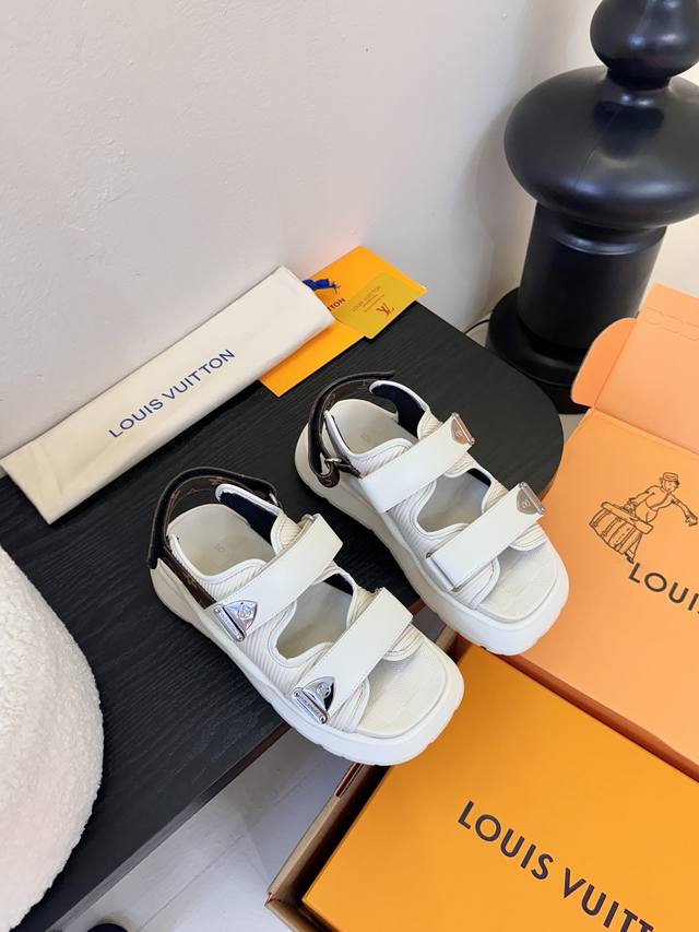 225 New Arrival from LV~Lv Spring and Summer Thick-soled Patent Leather Platform