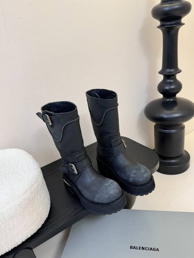 Balenciaga 25Ss new catwalk style dark style cool girls must-have motorcycle boo