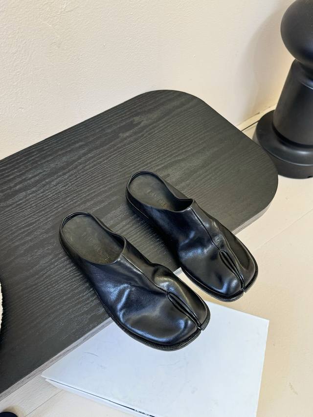 Top Men's model is available in black 20 *6 Certified 5 Maison Margiel*Mm6 Exclu