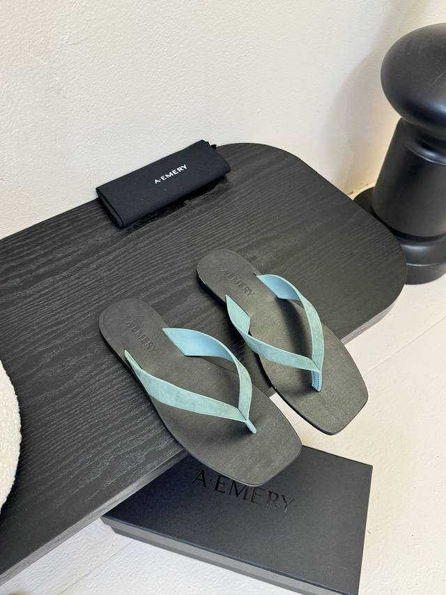 Aemery minimalist flip-flops This brand is a high-end luxury brand. Its design i
