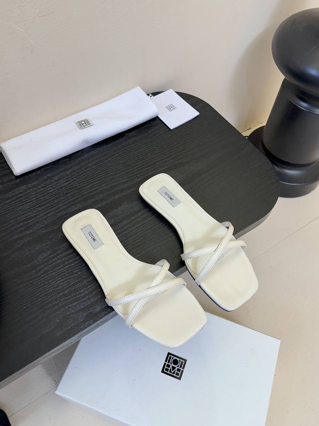 Totem* New product Perfectly blends simplicity and fashion. The neat square toe