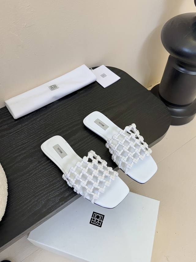 Totem* New product is the perfect encounter between fashion and comfort. The uni