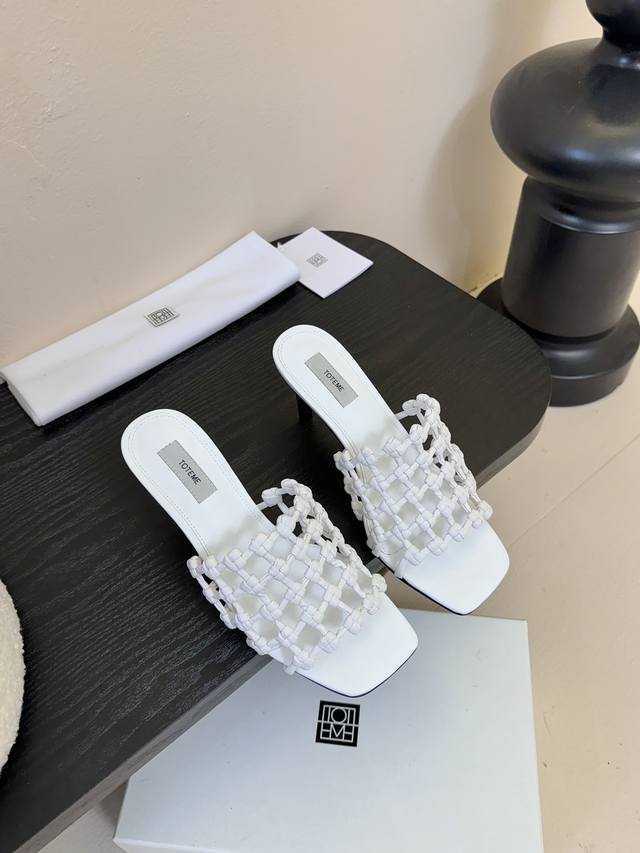 Totem* New product is the perfect encounter between fashion and comfort. The uni