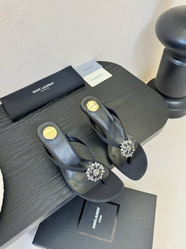 Saint Lauren* 25Ss Ysl flip-flops Only Ysl can make flat shoes so charming. It n
