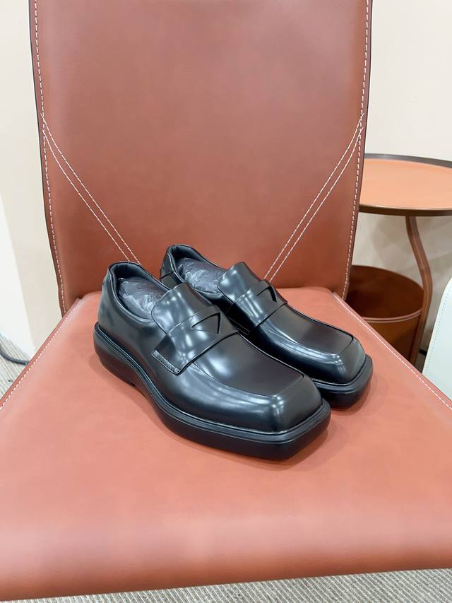 Certified This sophisticated sneaker has sleek lines, combining sporty energy wi