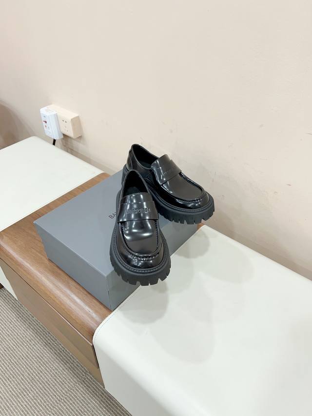 Certified Balenciag* Parisian new big head derby loafers! This shoe is newly lau