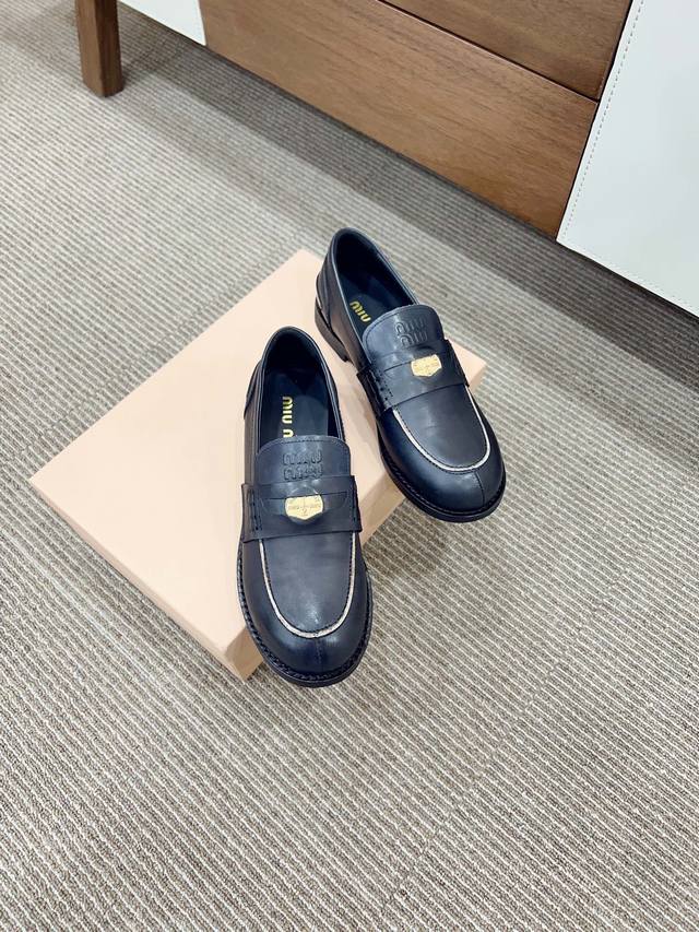 Lucky coin shoes Miumi's new coin loafers are recommended! Those cute little det
