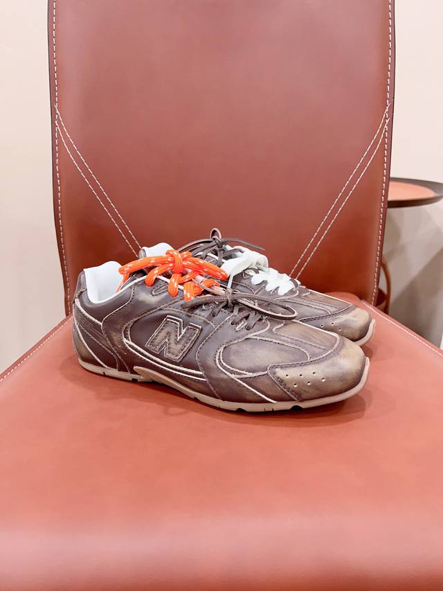 Certified Miumi* X New Balanc joint Nb sports shoes This pair of sports shoes wi
