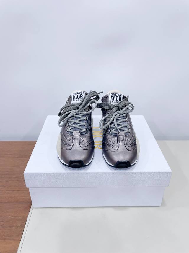 Dior's new sneakers define your fashion steps. Boldly using innovative technolog