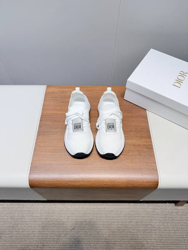 Dior Couple's Flying Woven Casual Sneakers The soft and breathable upper and the