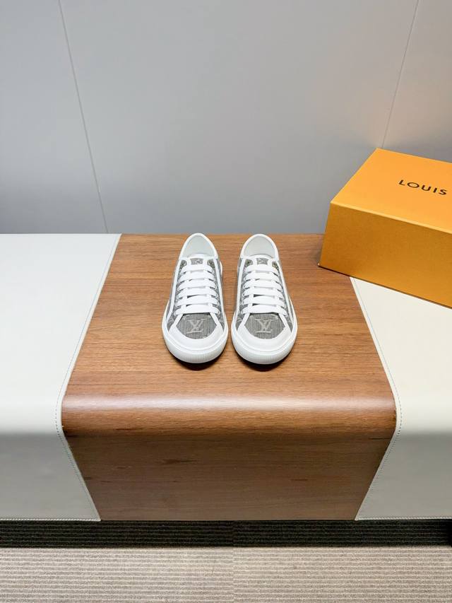 Lv Louis Vuitton Lagoon sneakers Lv Lagoo- sneakers are made of Monogram denim,