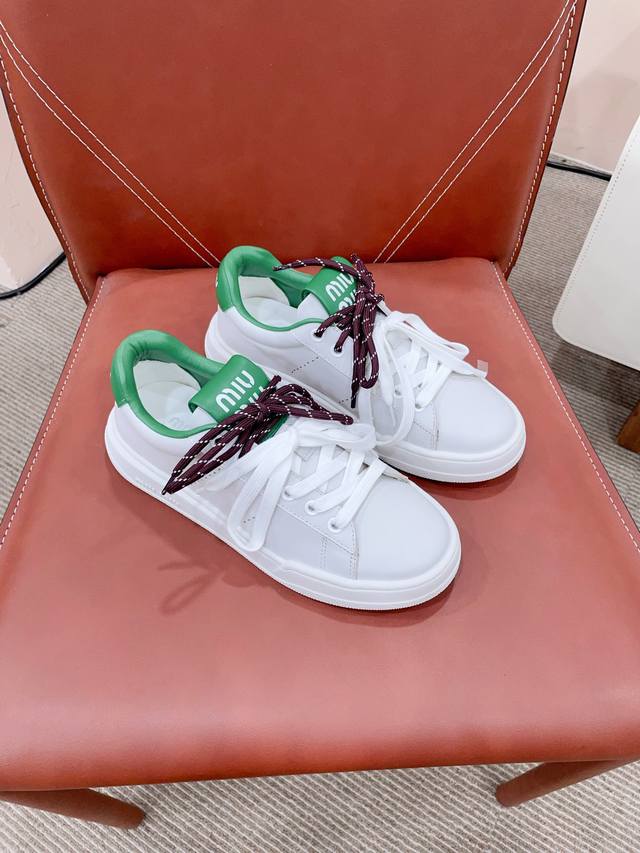 Miumi"U autumn and winter new casual sports white shoes and half-slippers are re