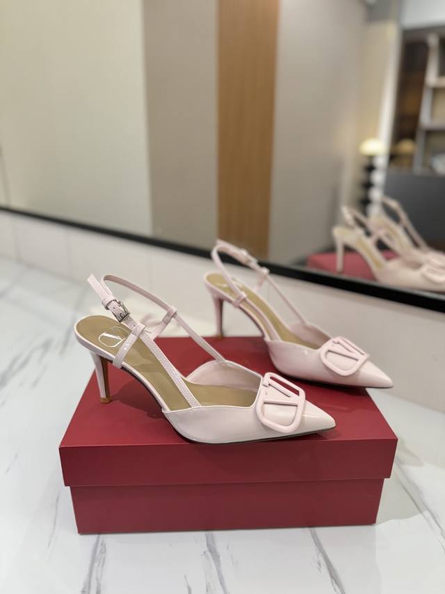 Factory Price Pp: Valentino launches a new series of sandals, sandals with point