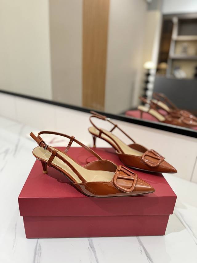 Factory price Pp: Valentino launches a new series of sandals, sandals with point