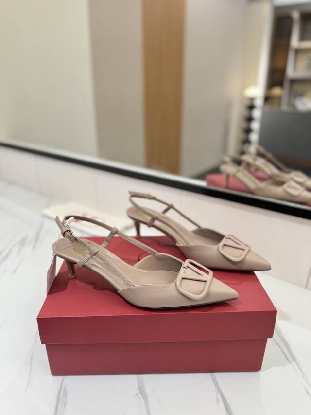 Factory Price Pp: Valentino launches a new series of sandals, sandals with point