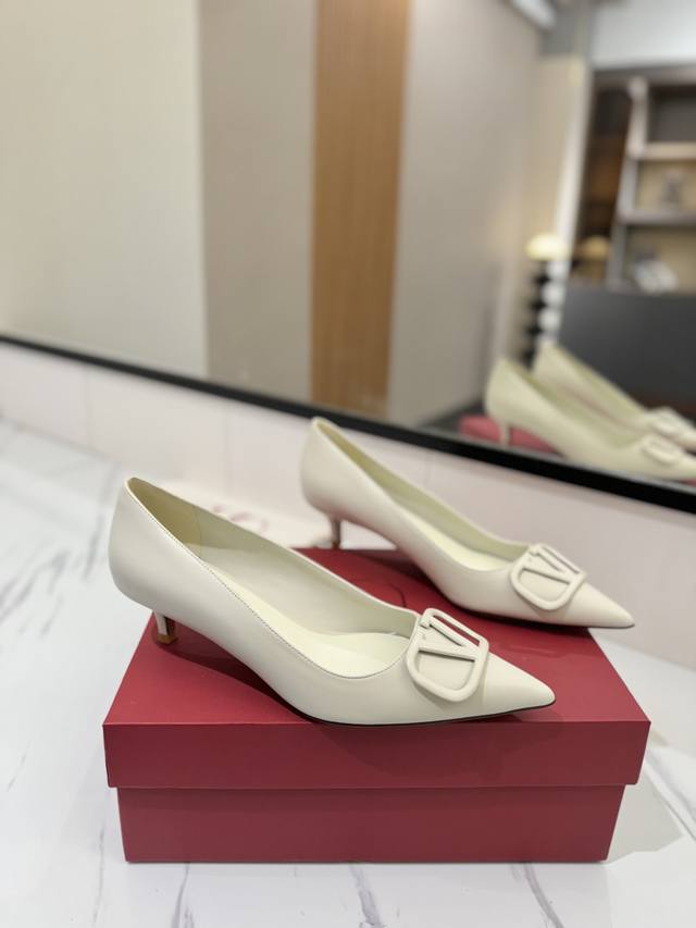 Factory Price Pp: Valentino launches a new single shoe series, single shoe style