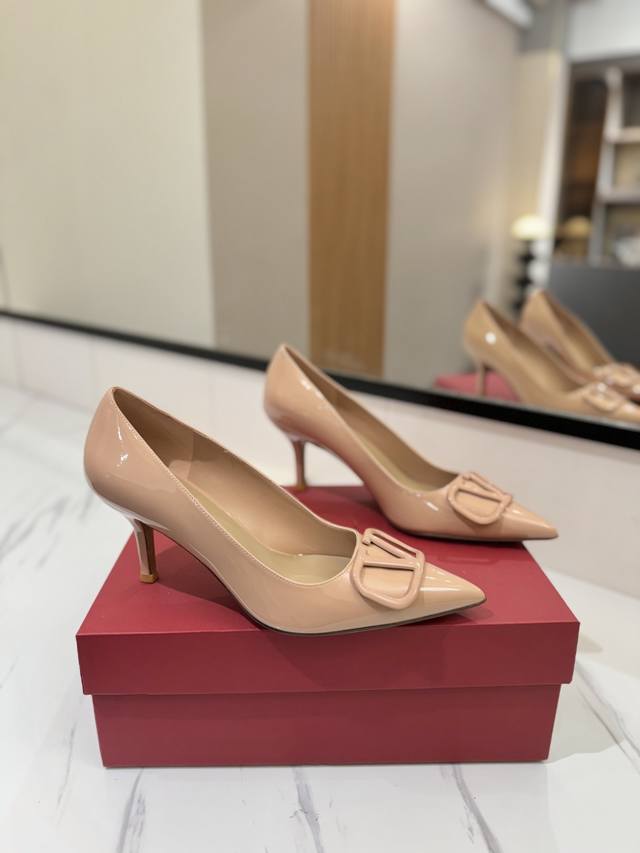 Factory Price Pp: Valentino launches a new single shoe series, single shoe style