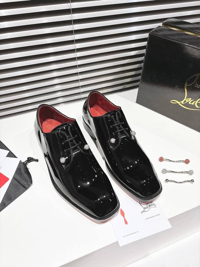 Beaded lace-up black patent leather model with red lining Genuine leather sole T
