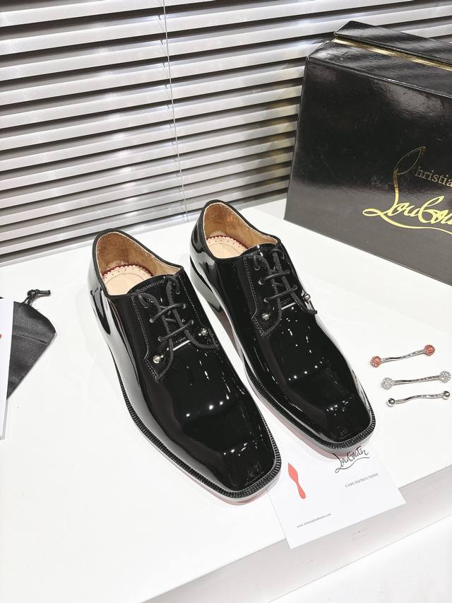 Beaded lace-up black patent leather model Genuine leather sole The elegant Chamb
