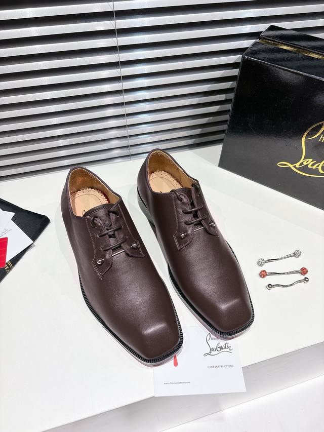 Beaded lace-up brown leather upper Genuine leather sole The elegant Chambeliss N