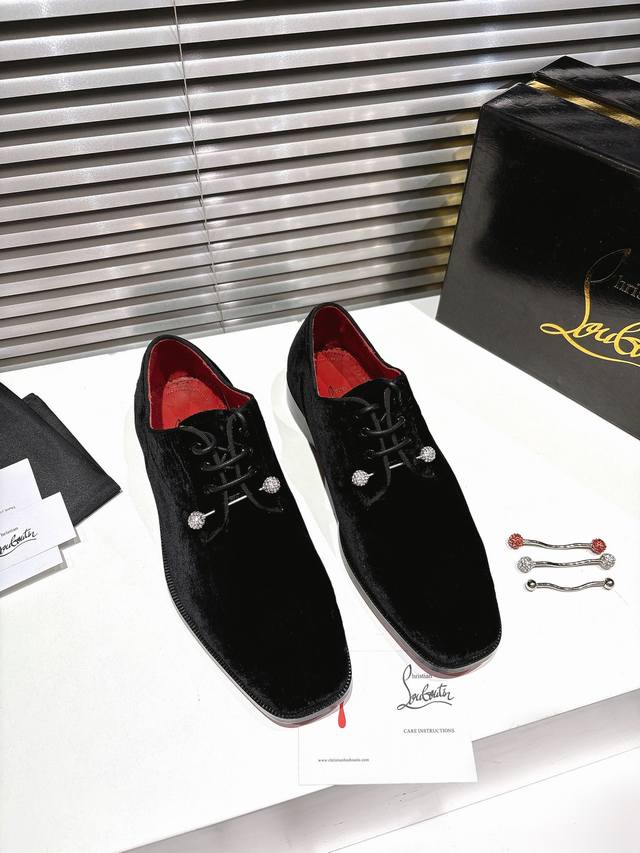 Beaded lace-up black velvet model Leather sole The elegant Chambeliss Night Stra