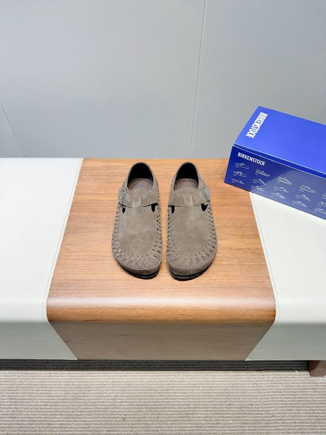Birkenstoc Classic Birkenstock closed-toe slippers, whose structure is based on