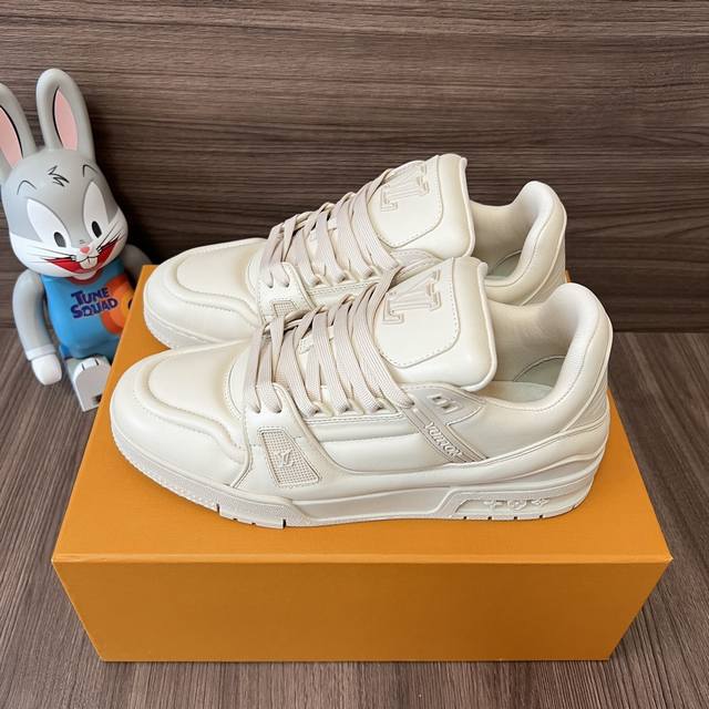 Top version of Louis Vuitton Trainer round toe lace-up beige low-top sneakers. O