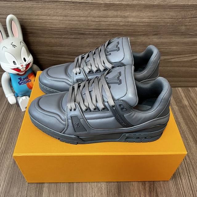 Top version of Louis Vuitton Trainer round toe lace-up dark grey low-top sneaker