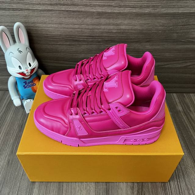 Top version of Louis Vuitton Trainer round toe lace-up pink low-top sneakers. Or