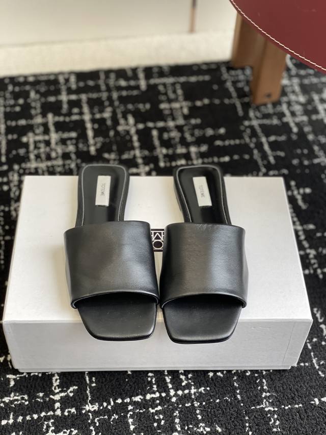 Purchasing-level I fell in love with The Row's new flat slippers at first sight.