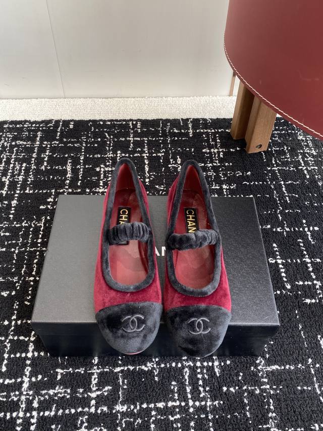 Purchasing-level Chanel 25Ss spring and summer shoe with embroidered double C lo